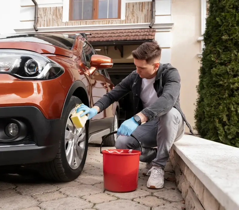 Lavage auto à domicile L'Abergement-de-Cuisery : professionnel intervenant sur un véhicule